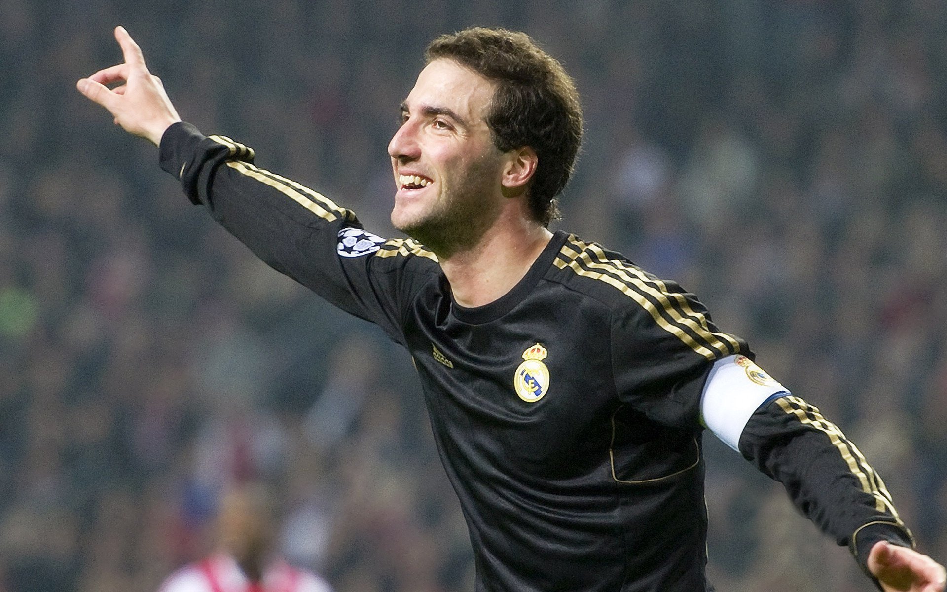 “中超联赛战火再燃,豪门争锋燃爆绿茵场”,中超传统豪门