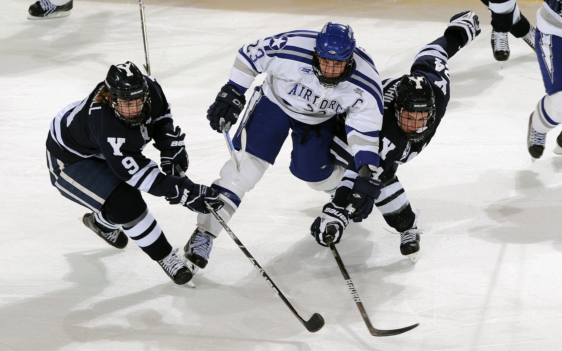 “英超领头羊迎战强敌，冠军争夺战愈发激烈”，英超爆冷夺冠